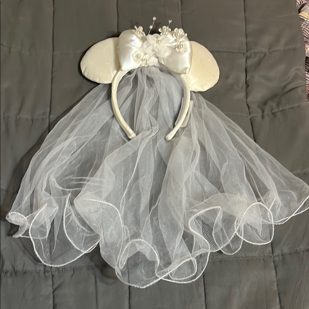 Disney White Bridal Minnie Mouse Ears with Veil